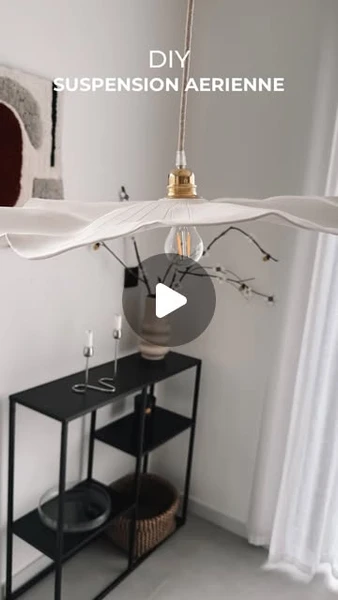AMÉLIA LOPEZ DECIMAVILLA sur Instagram: "DIY suspension aérienne pour moins de 30€ ✨ Enregistre pour plus tard 👇🏼
Quand un simple morceau de pâte se transforme en suspension design💡
J’avais envie d’une lampe au style organique et aérien… mission accomplie ! J’ai repéré plein d’inspiration similaires sur Pinterest dont celle de @finca_home et j’ai décidé de la reproduire pour chez moi 🥰
Finalement, elle ira dans la future chambre d’amis plutôt que dans mon atelier 🙈🫶
J’adore le rendu, et vous, qu’en pensez-vous ? 🤍
#DIY #diyproject #homedecor #diyhomedecor
DIY suspension - Bricolage petit budget - Décorer sa maison"