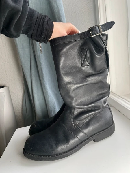 Slouchy Lederstiefel in schwarz aus feinem Echtleder mit silber schnalle