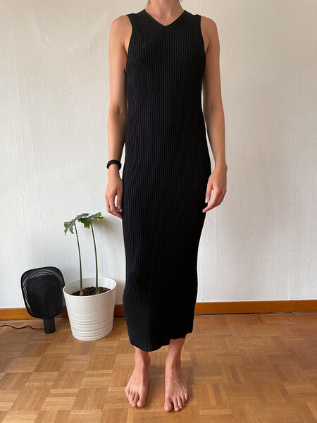 Festive and sexy slimfit dress by COS (35% discount)