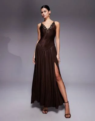 Bardot - Aderia - Robe longue fendue devant en satin à décolleté plongeant bordé de dentelle - Marron chocolat foncé