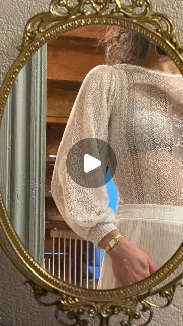 Mélanie 🧵 sur Instagram: "Vous préférez avec ou sans le pull ? ✨❄️🌞
Je suis absolument fan du résultat.
La dentelle vient du marché de Montbrison, à 3€ le mètre 👀
J’ai pensé à celles qui sont loin, et j’ai trouvé une dentelle très similaire chez @lescouponsdesaintpierre : dentelle fleurie Paula (réf. Lim/23725).
Je suis partie sur le patron Sora de @lisetailor , version manches bouffantes.
J’avais un peu peur de la dentelle, mais finalement ça a été beaucoup plus simple que prévu : en moins d’une matinée, le body était terminé.
Et pour le fil lamé, c’est une astuce que m’a donnée ma belle mère :
ça permet d’avoir une jolie finition visible à travers la dentelle une fois portée ✨
Alors, vous aimez ? 💚"