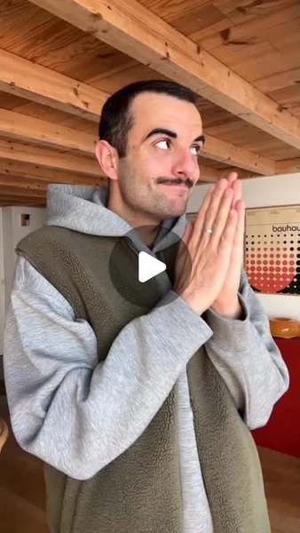 Chris Payen • DIY on Instagram: "DIY • ON PRÉPARE NOËL ENSEMBLE 🌲Vraiment l’un des plus simples DIY de mon compte. Chaque année je le fais parce que j’adore le rendu 🥰Aucune excuse pour ne pas réussir ce dessin ! Un cercle + des petits traits : C’EST TOUT ! 😍On peut aussi le faire sur une vitre et ça s’efface très facilement avec une éponge humide même après des semaines ! Alors, vous aimez ? Qui se lance ?#diynoel #diy #christmasdiy #deconoel"