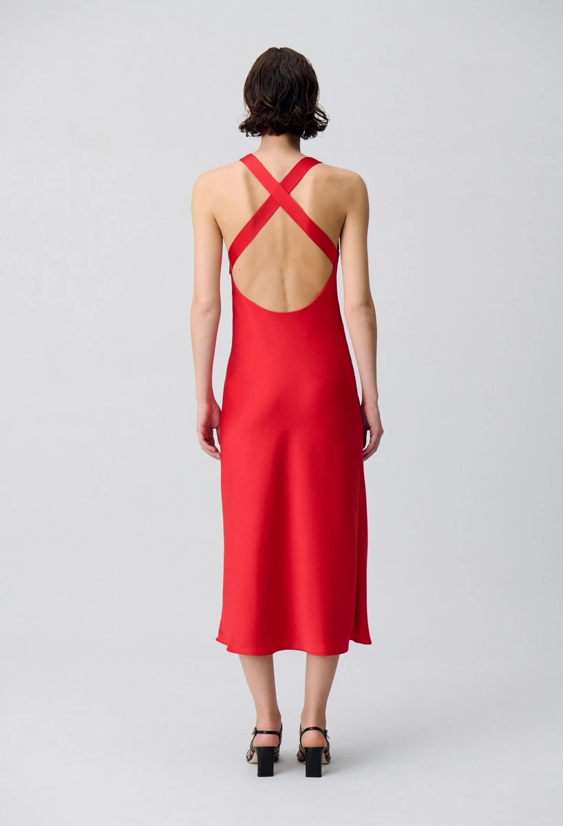 Robe longue satinée dos nu