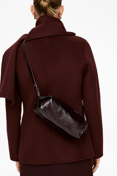 Sac à bandoulière laqué – Bordeaux – Femme – ARKET FR