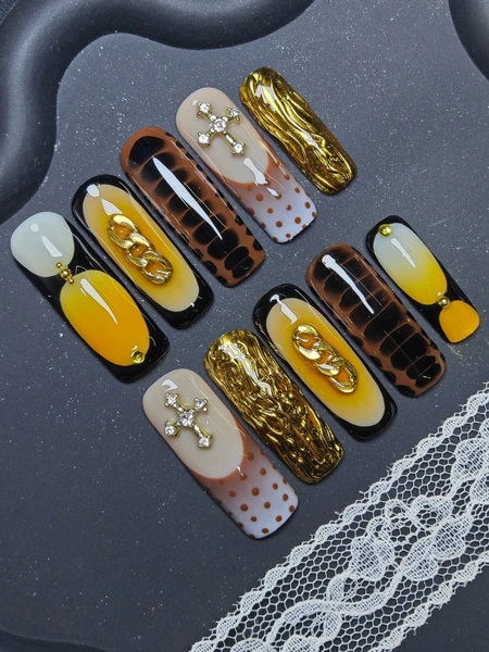 10 paires de faux ongles de luxe recouvrants complets avec un dégradé multicolore tie-dye spatial, décorés avec une impression de peau de crocodile peinte à la main, un motif à points et des ornements de croix de strass. Kit d'art des ongles style stiletto.