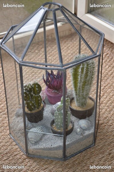 Serre d'appartement avec plantes artificielles