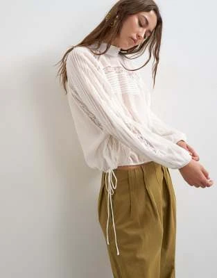 Topshop - Blouse froncée sur les côtés avec bords en dentelle - Blanc