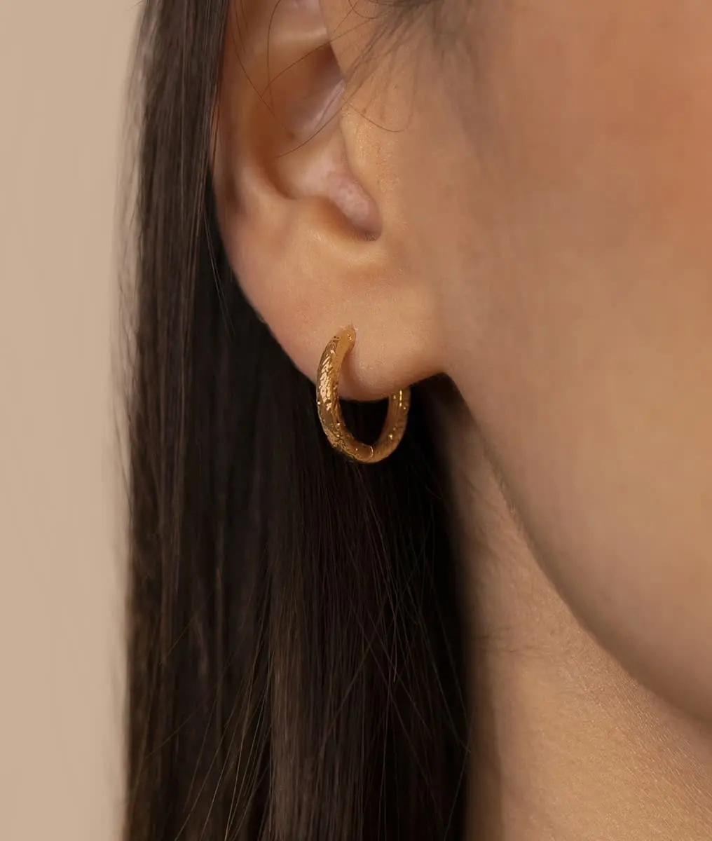 Boucles d'oreilles créoles givrées Plaqué or