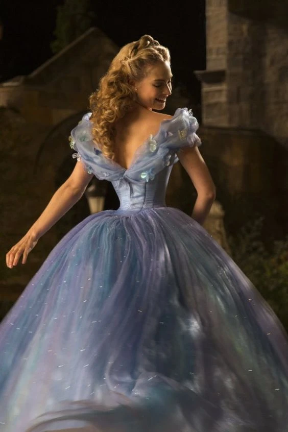 Lily James : Son régime insolite pour enfiler la robe de Cendrillon