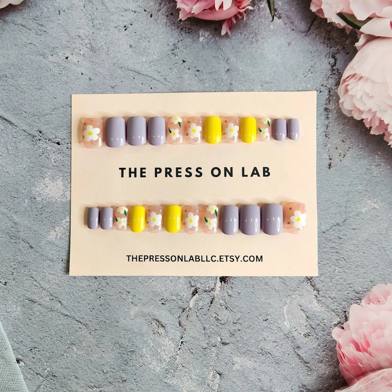 Presse florale sur les ongles : ongles de printemps carrés jaune lavande blanc