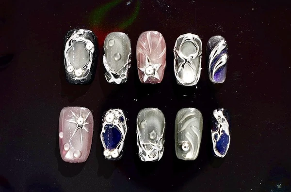 Presse-ongles chromé fait main | Conception personnalisée de perles argentées | Lot de clous carrés courts | Art futuriste des étoiles de la galaxie