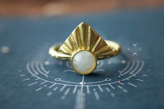 Bague Solaire &quot;Pierre de Lune&quot; (réglable, pierre naturelle labradorite blanche, cabochon rond, métal laiton, féerique), idée cadeau.
