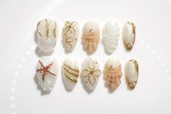 Ongles à presser faits main Ocean Myth | Nail Art blanc nacré et or, amandes | Ongles uniques peints à la main avec méduses, étoiles de mer | Cadeau