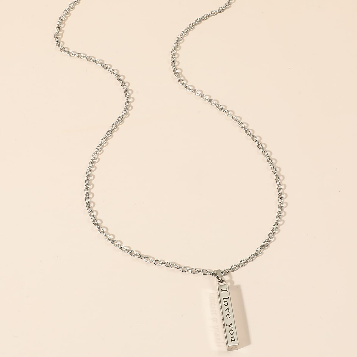 Collier avec pendentif lettre gravée