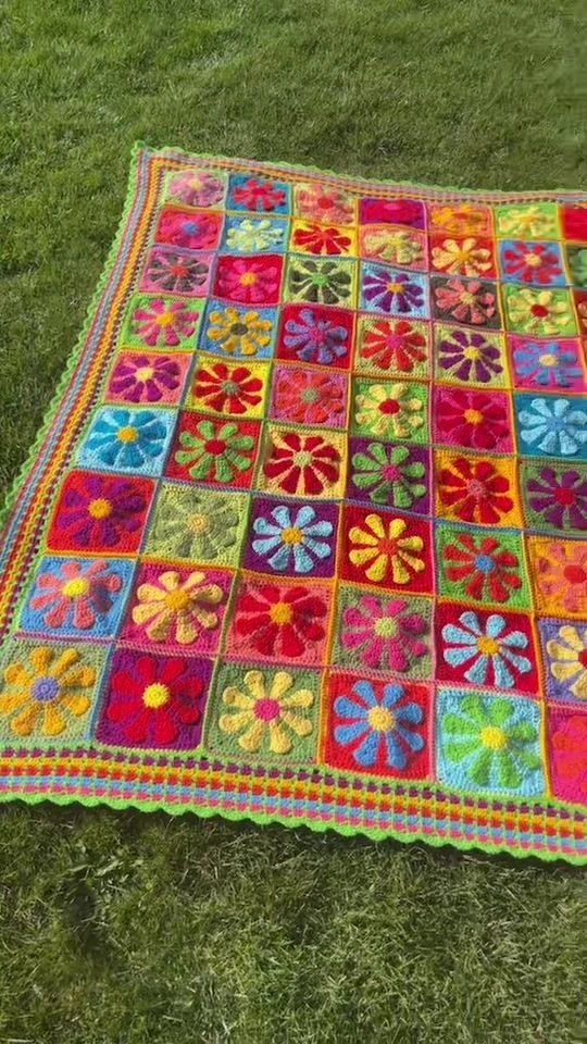 Plaide en crocher avec des fleurs 