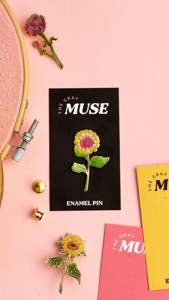 Épingle en émail Zinnia, Cadeau Zinnia, Épingle pour amoureux des fleurs, Badge Zinnia, Épingle à broche Zinnia, Accessoire botanique, Épingle à sac à dos