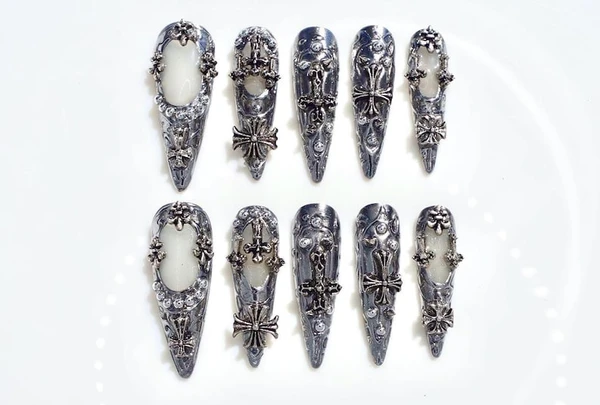 Presse à ongles gothique coeur 3D chromée | Nail art 3D croix argenté | Faux ongles punk faits main | Ongles longs en forme d'aiguille en