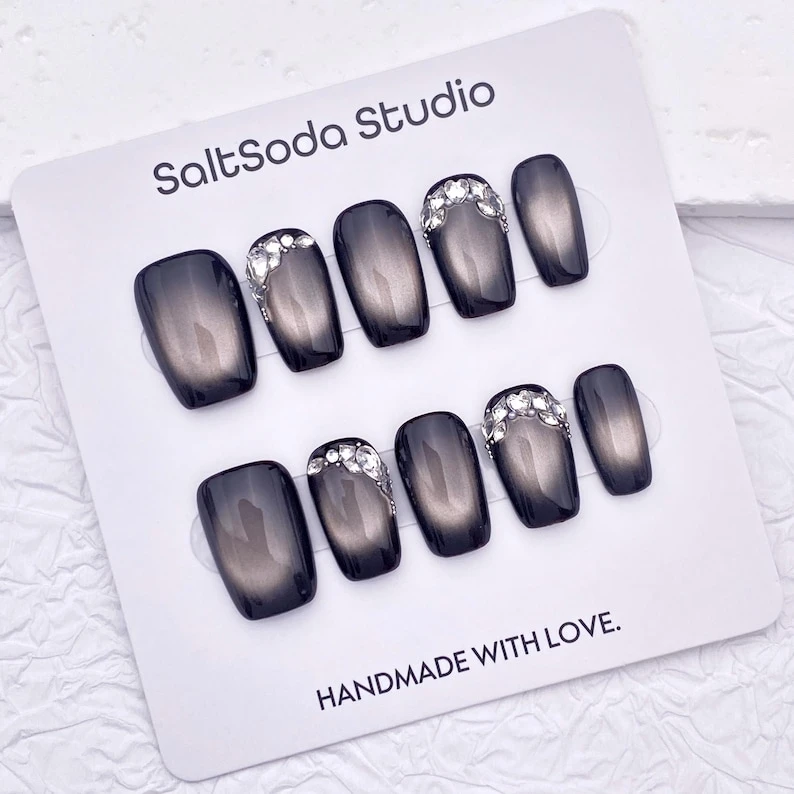 Presse-ongles en cristal fait main : oeil de chat marron foncé, carré moyen