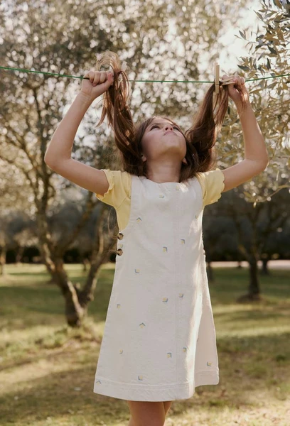 Robe chasuble en twill brodée BEIGE CLAIR pour enfant MONOPRIX