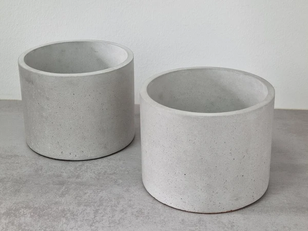 large round pot / plant pot in light gray concrete