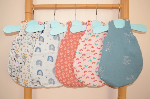 Gigoteuse, turbulette, couverture, draps pour poupée et poupon Paola Reina, Corolle, Minikane en double gaze et coton