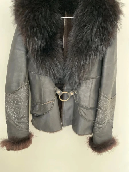 Manteau en cuir et fourrure