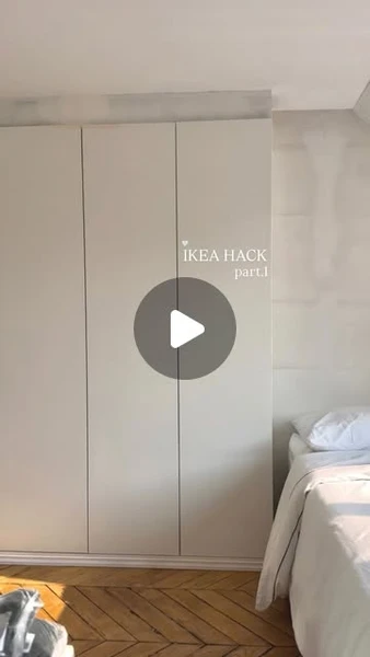 LUCA ARGENTIERI on Instagram: "💓 IKEA HACK LOCATAIRE 💓On a tous besoin de toujours plus de rangement, et les PAX de chez IKEA sont vraiment pratiques ! Avec toutes les dimensions disponibles, on finit toujours par trouver un modèle qui s’adapte à notre pièce. Mais avouons-le… ça reste du IKEA, basique et reconnaissable entre mille 😅 Alors, on change ça !Voici le premier IKEA hack de cet appartement : j’ai entièrement repensé la structure du meuble, du bas jusqu’en haut, pour qu’il soit sur-mesure dans cette chambre 🩵 Cette fois-ci, j’ai aussi pensé au fait que je suis locataire 😉 : tout est démontable ! Sympa le DIY non ? Il ne manque plus que la peinture ! Mais ça, pour le moment j’en ai aucune idée 😂Pour voir la suite de la rénovation et de la déco, rendez-vous sur mon compte et en Story 😉Bon dimanche les copains !#ikeahack #decorationinterieur #travauxrenovation #dressing #chambre #renovation #amenagementinterieur #diy #decointerieur"