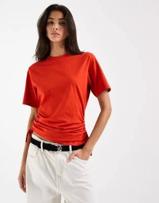ASOS DESIGN - T-shirt col ras de cou à manches courtes avec détail froncé à liens latéraux - Rouge