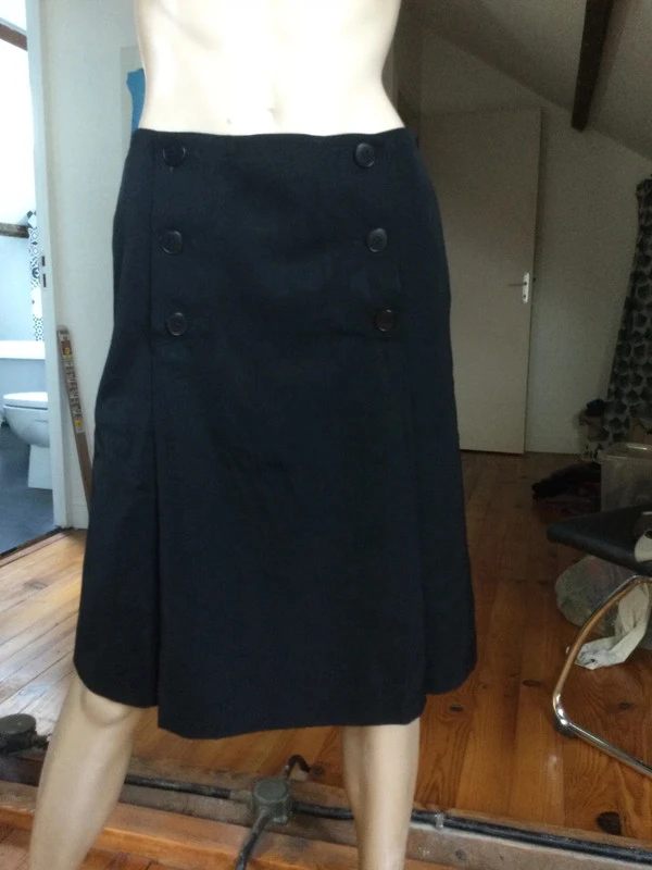 Jupe Agnès B vintage noire, double rangée de boutons