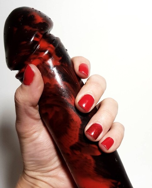 Gothic Vampiresk 8 pouces Silicone Dildo Rouge - Mélange de marbre noir Deep Red (fr) Sex Toy Dildo Strap On Harness Compatible