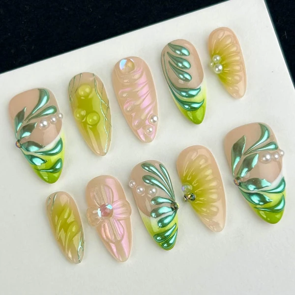 Lignes tourbillonnantes vertes pailletées de style rétro, ongles français, ongles métalliques, ongles en perles, ongles minimalistes, faux ongles en
