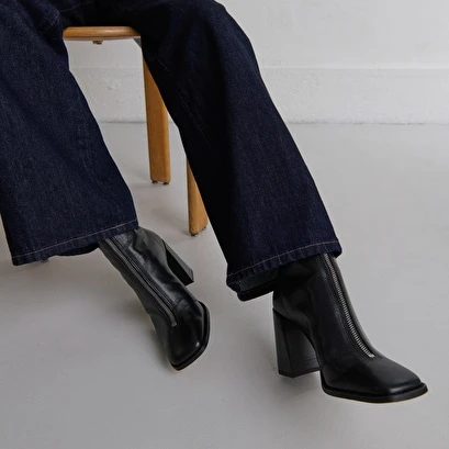 Bottines à talons et fermetures éclairs ...