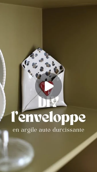 Léa S.B. • Décoratrice d’intérieur / DIY mama on Instagram: "Nouveau tuto argile !Cette fois, on réalise une jolie enveloppe en argile auto durcissante 💌Idéale pour glisser une photo, une carte… ou la fameuse lettre au Père Noël !Effet céramique glossy garanti avec seulement quelques étapes.Prêts à tester ?#argileautodurcissante #airdryclay #tutoargile #diydecor #christmasdiy"