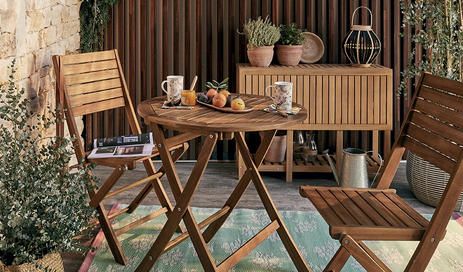Un petite table & 2 petites chaises pour le balcon