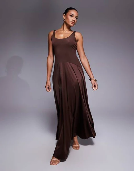 Rare London - Robe longue en satin avec taille basse et encolure dégagée - Chocolat