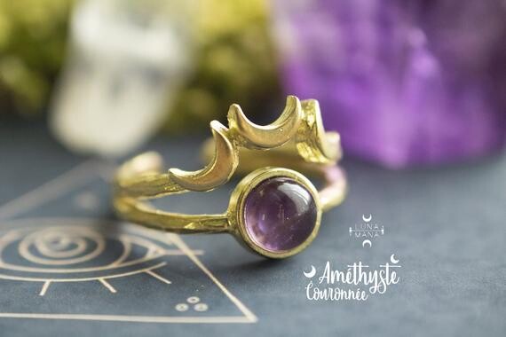 Bague en Améthyste à 3 Lunes (réglable, pierre naturelle, cabochon rond, métal laiton, style ancien, féerique et enchantée), idée cadeau.