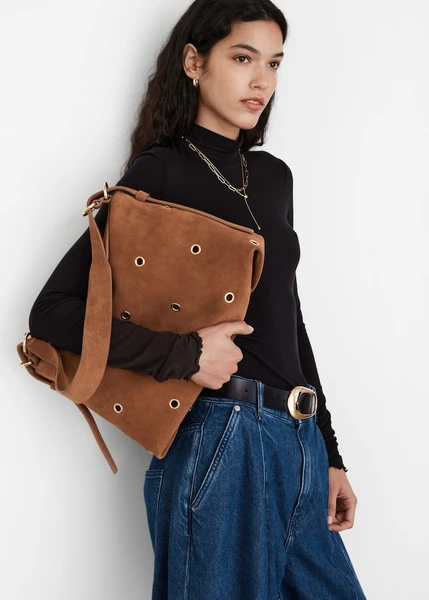 Sac en daim orné d’œillets