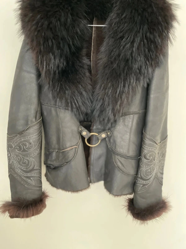 Manteau en cuir et fourrure