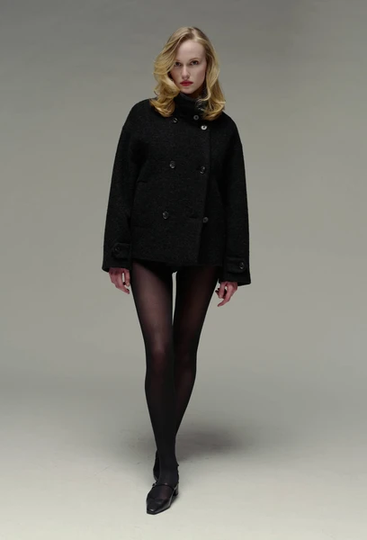 Manteau court croisé contenant de la laine