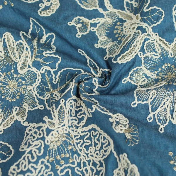 Tissu coton chambray bleu à motif brodé floral écru, doré | Pour couture d'habits de poids moyen