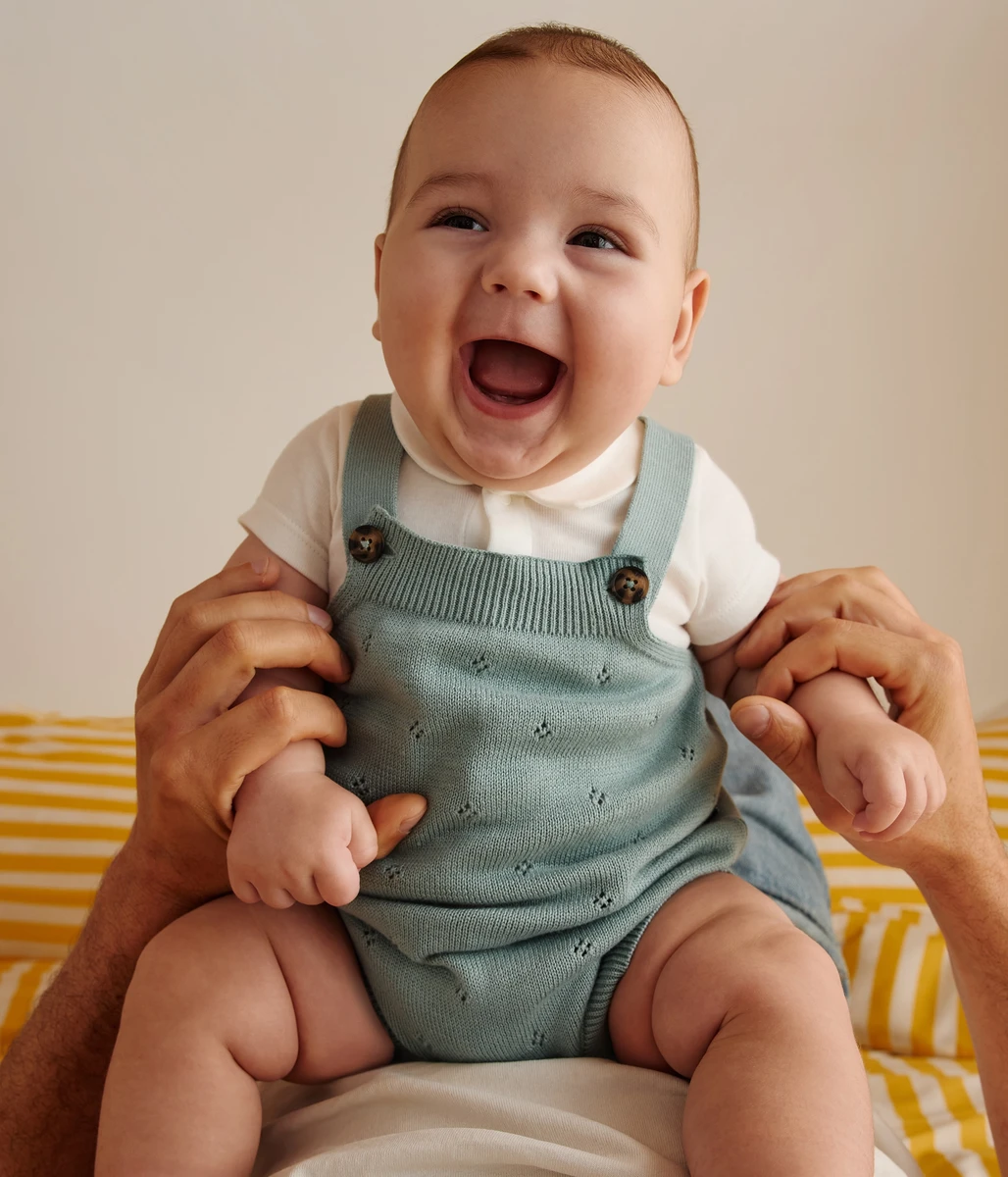 Barboteuse bébé en tricot à point fantaisie à bretelles