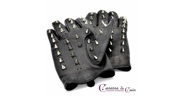 Paire de gants cloutés noirs by Monsieur K.