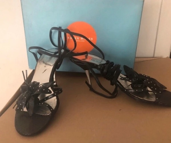 Karen Millen - chaussures à talons noires avec lanière autour de la cheville