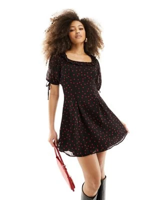 ASOS DESIGN - Robe courte à volants et imprimé cœur | ASOS