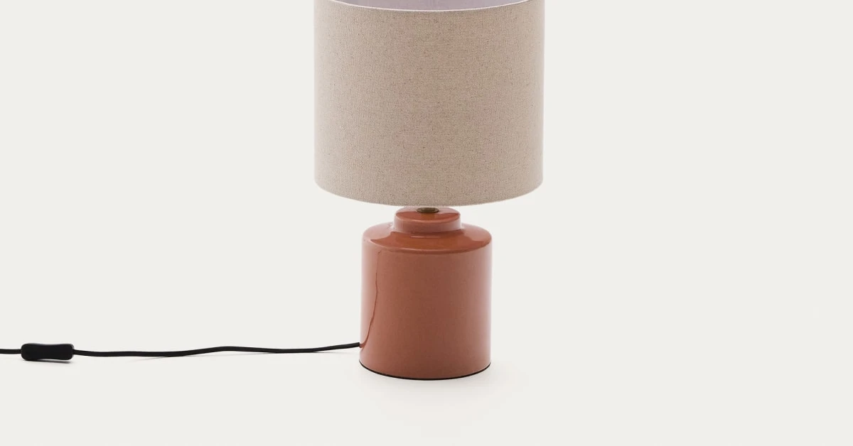 Lampe de table Daeli en céramique avec finition orange et coton beige | Kave Home®