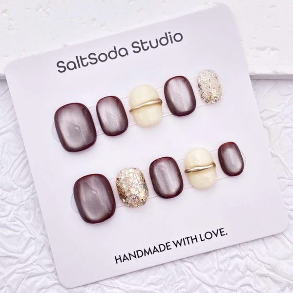 Ongles faits à la main avec paillettes scintillantes : oeil de chat marron, rond court