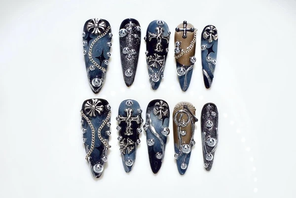 Gouttes 3D argent sur base bleue Croix argentée longue pression stylets sur ongles Goth | Ongles métallisés froids coeur chromé | Ongles baroques de