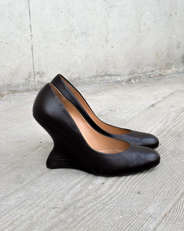 Vintage Salvatore Ferragamo brown "F" wedges