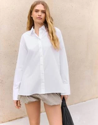 Bershka - Chemise croisée boutonnée à manches longues - Blanc