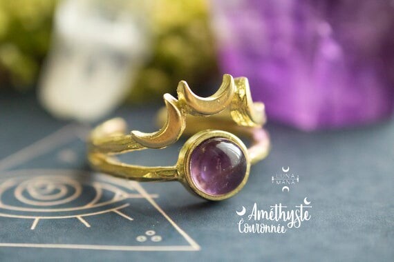 Bague en Améthyste à 3 Lunes (réglable, pierre naturelle, cabochon rond, métal laiton, style ancien, féerique et enchantée), idée cadeau.